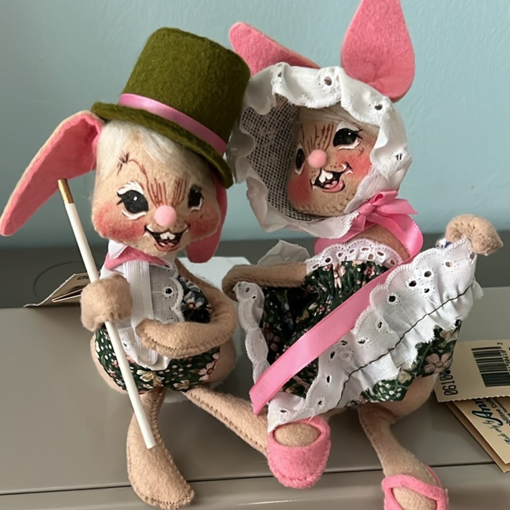 Vintage 7” AnnaLee Bunny Couple